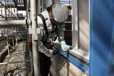 外壁工事をするスタッフ